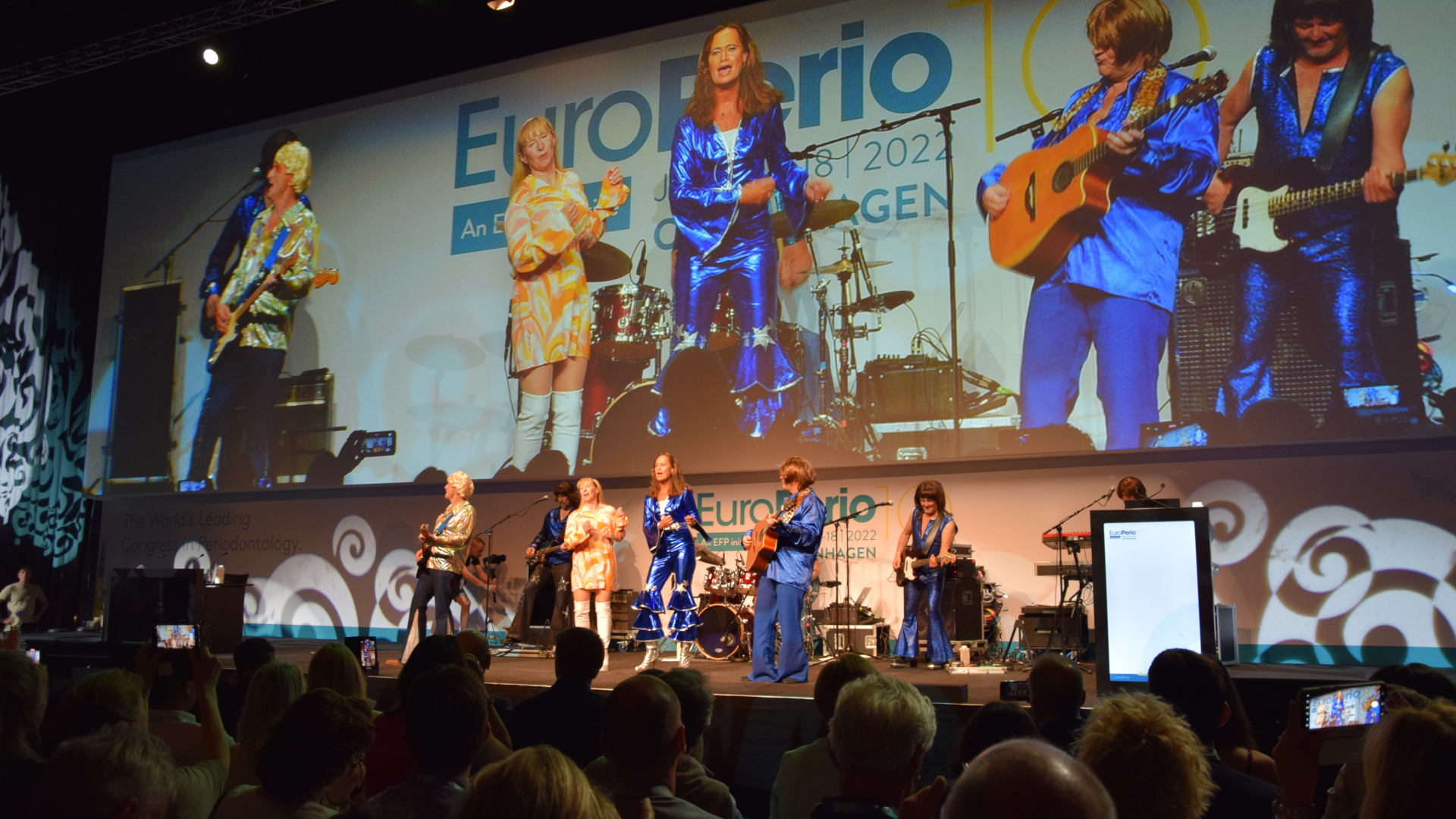 Members of the organising committee welcoming participants of EuroPerio10 in a rather unusual way—by cheerfully singing along to ABBA’s tunes. (Image: DTI)